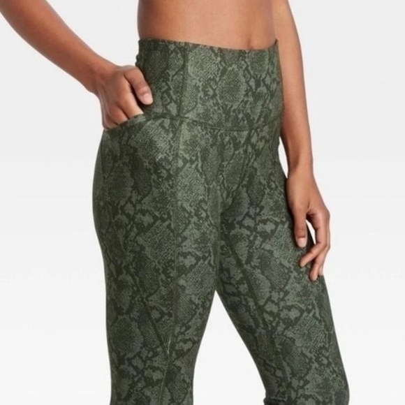 All in Motion Green Snakeskin High-Rise 7/8 Leggings & Sports Bra Set Sz Large - Picture 9 of 16